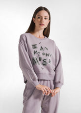 RUNDHALS COMFY SWEATSHIRT MIT AUFDRUCK - LILA - LILAC | DEHA