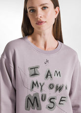 RUNDHALS COMFY SWEATSHIRT MIT AUFDRUCK - LILA - LILAC | DEHA