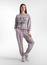 RUNDHALS COMFY SWEATSHIRT MIT AUFDRUCK - LILA - LILAC | DEHA