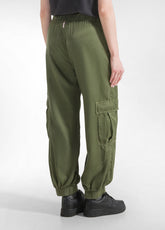 PANTALONE CARGO IN RASO CUPRO VERDE - OLIVE GREEN | DEHA