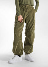 STRETCH SAMTSTOFF CARGO-HOSE - GRUEN - OLIVE GREEN | DEHA