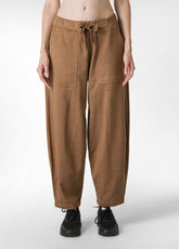 PANTALONE RELAXED IN GABARDINA MARRONE - BISCUIT BROWN | DEHA