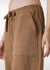 PANTALONE RELAXED IN GABARDINA MARRONE - BISCUIT BROWN | DEHA